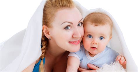 Kūdikiui motina duoda krūtį