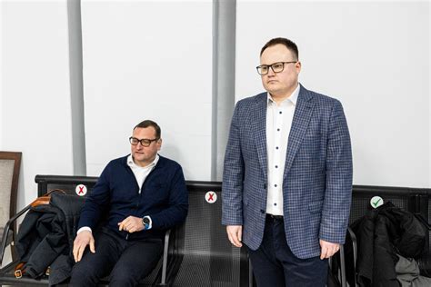Advokatų ir verslininko poros, siekiančios įvaikinti, iliustracija