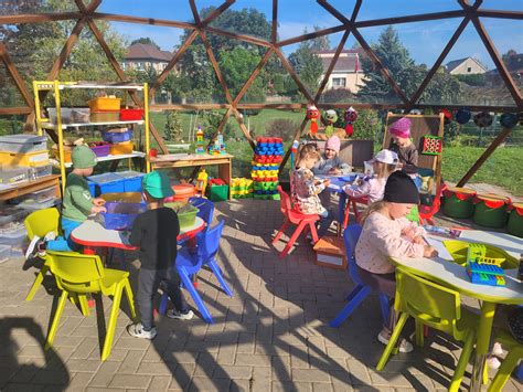 Vaikai žaidžiantys grupėje Sudervės pradinio ugdymo skyriuje