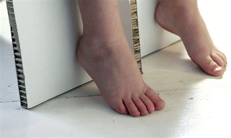 Vaiko pėdos ant basų pėdų tako