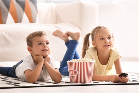 vaikai žiūri animacinį filmuką