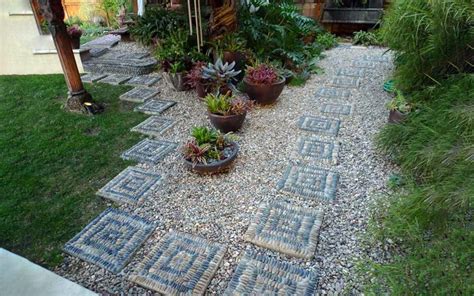 Sodo takelis iš akmenukų