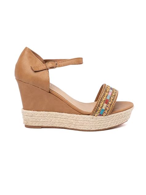 Kūdikis, žaidžiantis su spalvingais daiktais