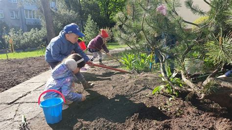 Vaikai, piešiantys gamtos motyvus