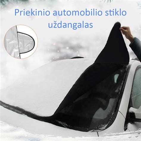 Vaizdas su klevo lapu ant automobilio priekinio stiklo