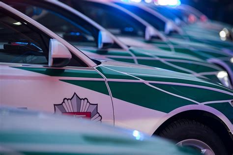 Simbolinis automobilis su klevo lapu gale