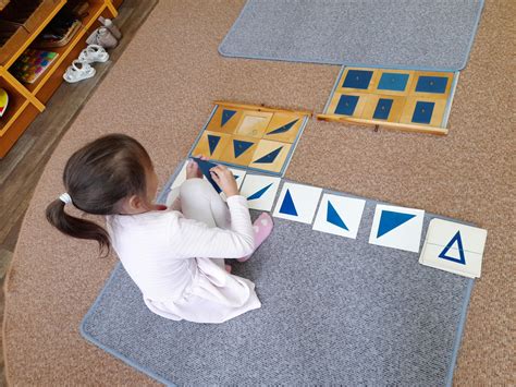 vaikai, dirbantys su Montessori priemonėmis