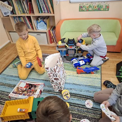Vaikai, žaidžiantys ikimokyklinio ugdymo grupėje
