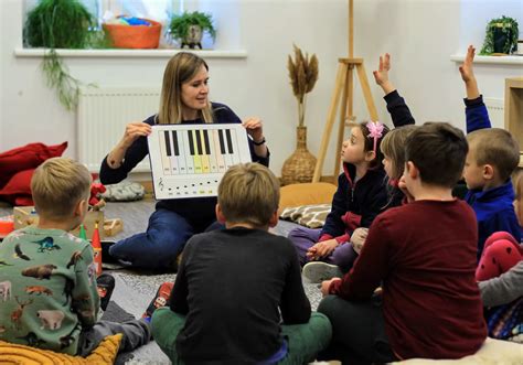 Vaikai dalyvauja piešimo užsiėmime darželyje