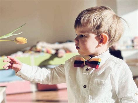 Pedagogai ir vaikai bendrauja darželio aplinkoje