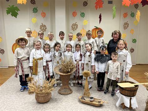 vaikai, dainuojantys lietuvių liaudies dainas