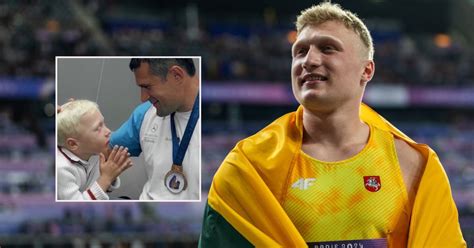 nuotrauka su tėčiu ir sūnumi, žaidžiančiais futbolą