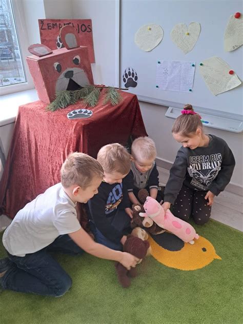 Vaikai ragauja skirtingus vandenis