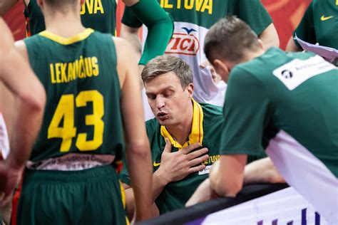 Dainius Adomaitis treniruojantis krepšinio rinktinę