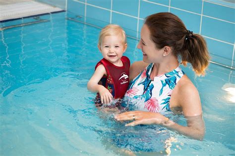 Kūdikis, plaukiojantis specialiame baseine