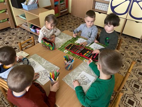 vaikai mokosi darželyje