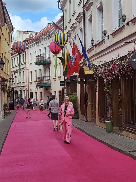 Mergaitė stebi savo kalendorių, pažymintį mėnesinių pradžią