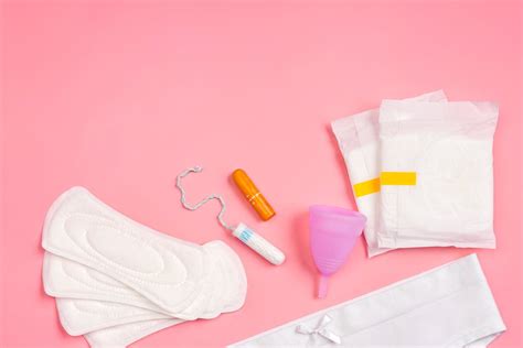 Įvairios menstruacijų higienos priemonės: paketai, tamponai, taurelė, kelnaitės