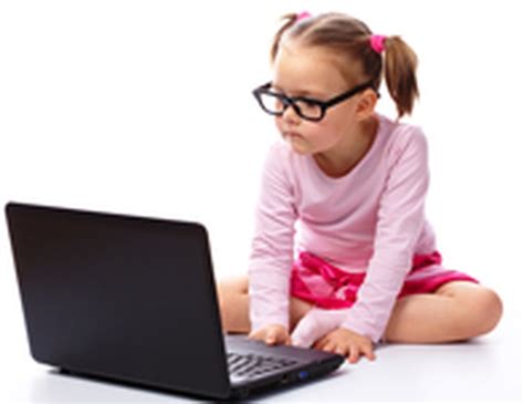 vaikas su mokytoju dirba prie kompiuterio