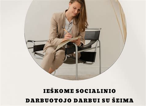 Socialinis darbuotojas bendrauja su šeima
