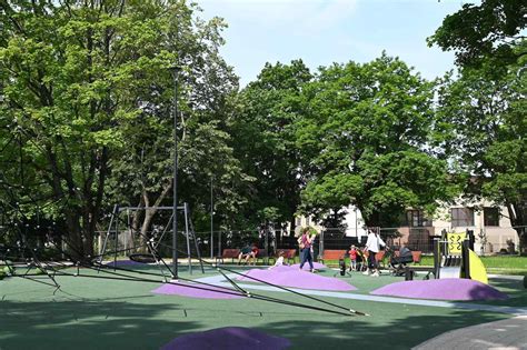 Nėščiosios vaikšto parke
