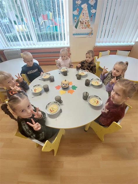 Ikimokyklinio ugdymo įstaigos grupė su vaikais
