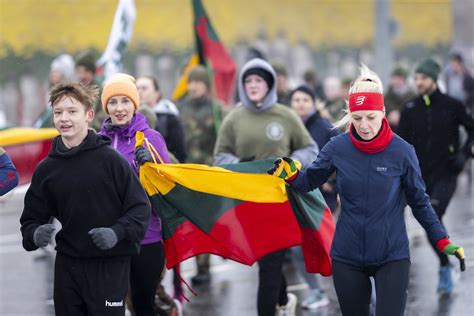 Studentai dalyvauja spalvotame bėgime per krikštynas