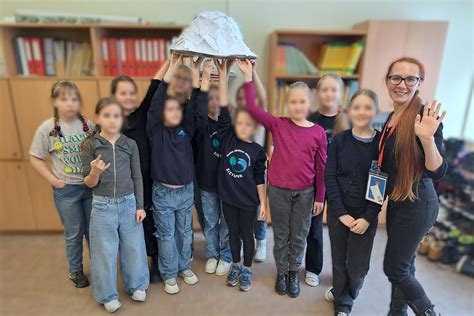 Vaikų grupė, dirbanti kartu su mokytoju, klasėje