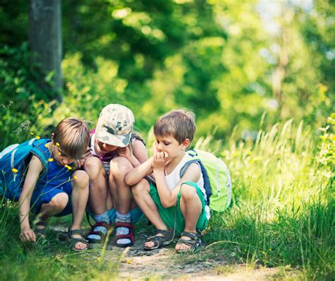 Ikimokyklinio amžiaus vaikai, kuriantys meninius darbelius