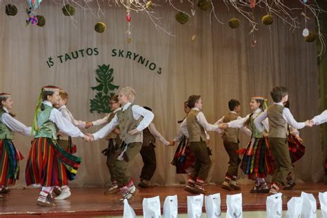 vaikai muziejuje su tautiniais kostiumais