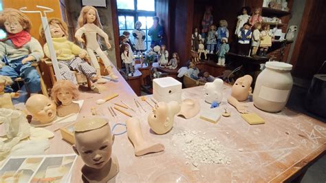 Lėlių gamybos procesas ir medžiagos