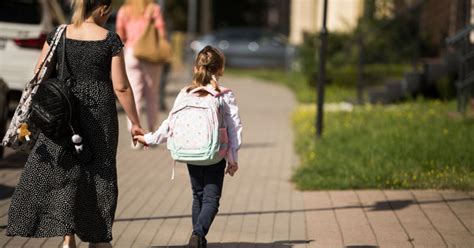Nuotrauka, vaizduojanti socialinį darbuotoją, bendraujantį su vaiku