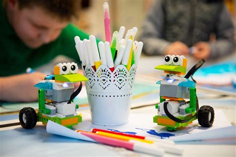 vaikai kuria robotą pagal STEAM metodą