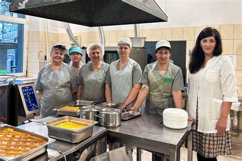 Darželio virtuvės personalas ruošia maistą