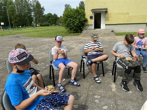 vaikai ragauja duoną
