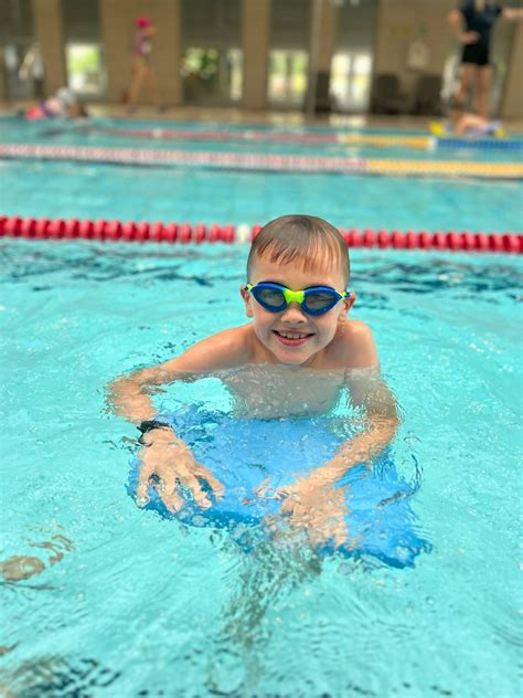 Vaikai mokosi plaukti sporto centre