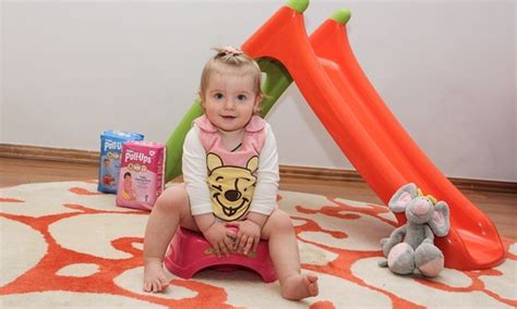 Vaikas ant naktinio puoduko