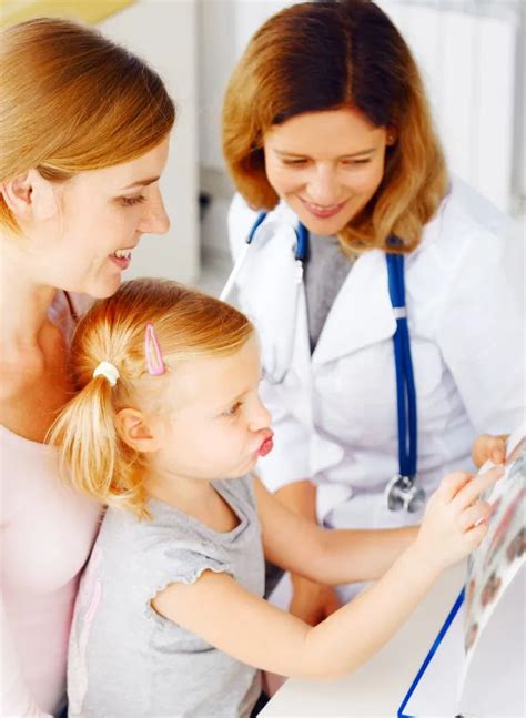 Vaikas su gydytoju apžiūros metu