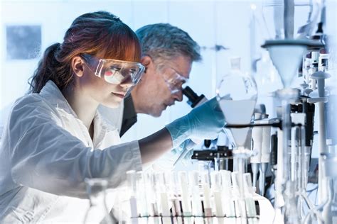 Mokslininkai, dirbantys su vaisingumo technologijomis
