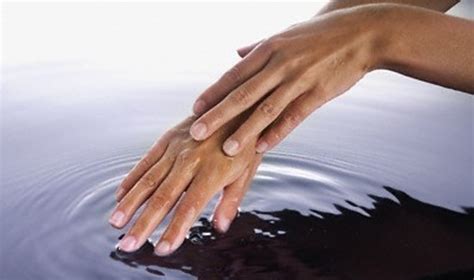 Moters rankos laikančios kūdikį