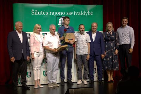 Nuotrauka iš brandos egzaminų šimtukininkų pagerbimo ceremonijos