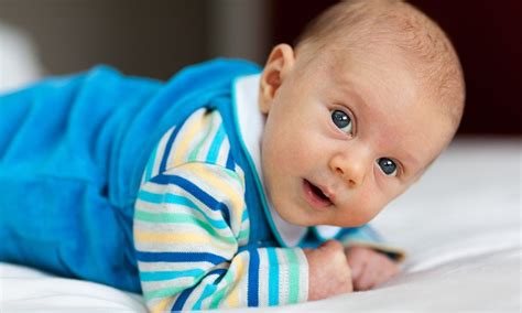 Kūdikis, gulintis ant pilvo, mokosi kontroliuoti galvą