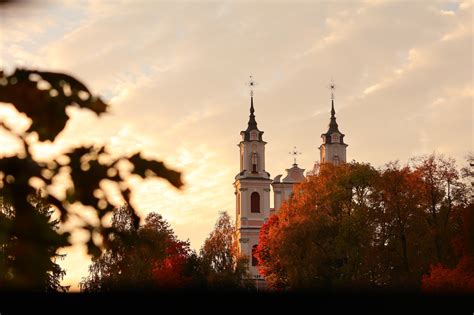 Kūdikis bando paimti šaukštelį ir įsidėti į burną