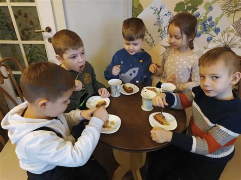 vaikai ragauja įvairias arbatas