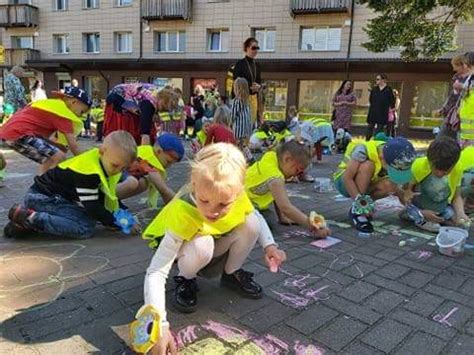 Vaikų piešiniai ant grindinio