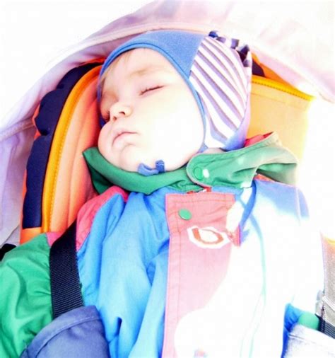 Kūdikis, tyrinėjantis aplinką sportiniame vežimėlyje