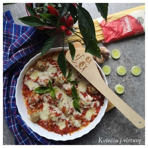 Kūdikis, žaidžiantis su smulkiais daiktais (pvz. makaronais)