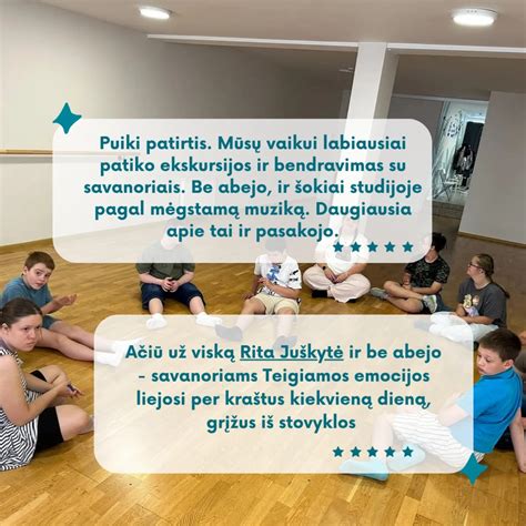 vaikai laiko diplomus ir rankose