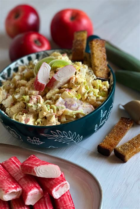 Vaizdingas krabų lazdelių ir kiaušinių salotų dubuo