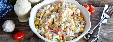 Nuotrauka su visais ingredientais krabų lazdelių mišrainei su sūriu